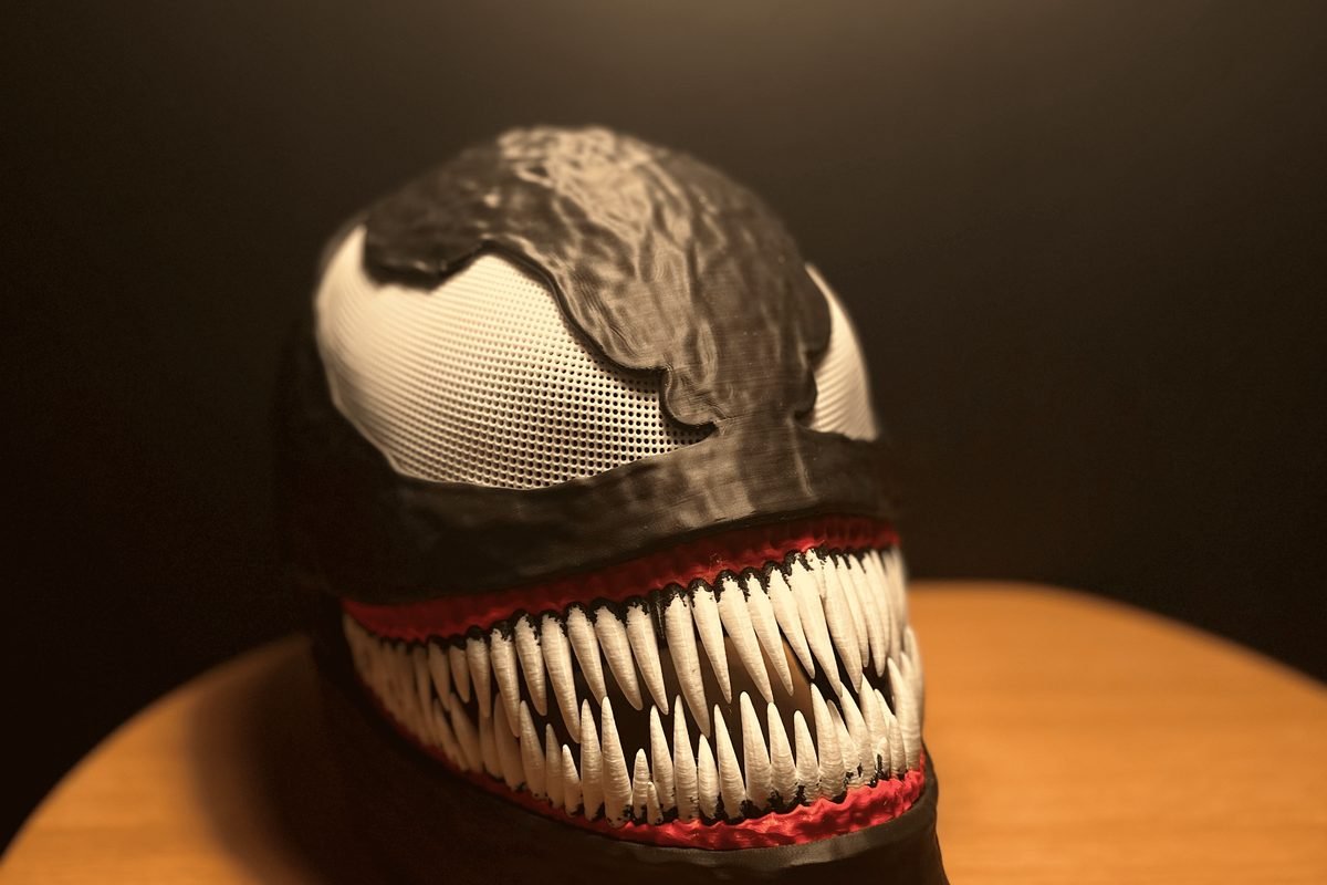 Mască Venom printată 3D FDM și finisată prin vopsire — Sanel Factory